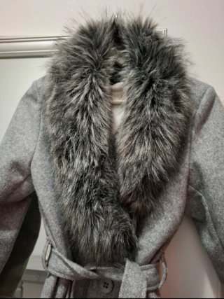 Cappotto grigio con collo in pelliccia