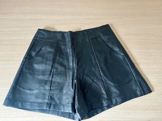 Pantalones cortos de piel sintética negros