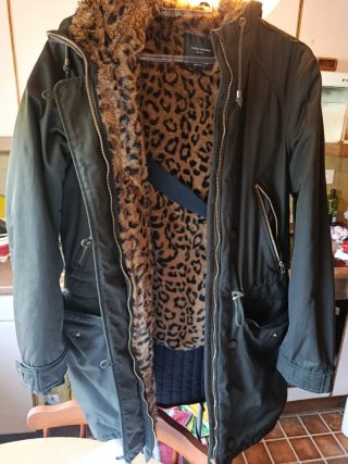 Abrigo verde Zara con forro leopardo