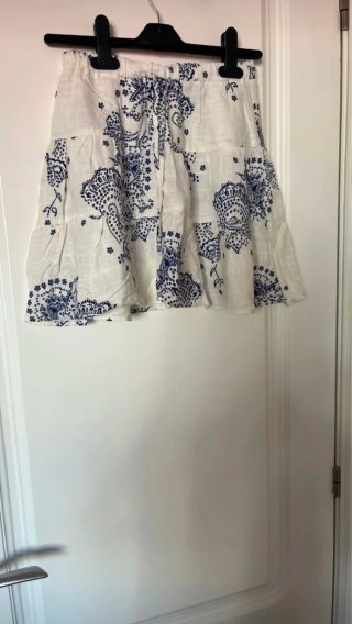 Falda Stradivarius blanca y azul