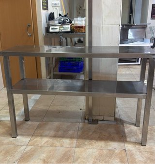 Mesa de acero inoxidable con 2 estantes