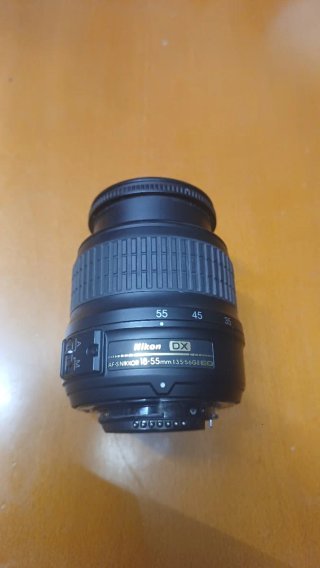 Cámara Nikon D3000 con accesorios