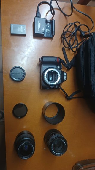 Cámara Nikon D3000 con accesorios