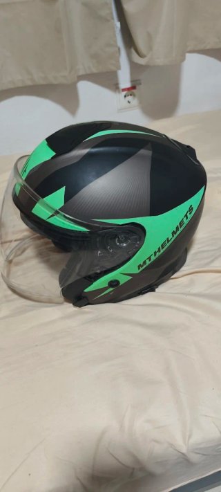 Casco MT negro y verde
