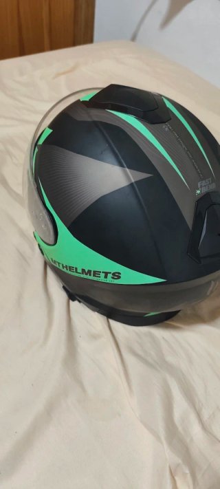 Casco MT negro y verde