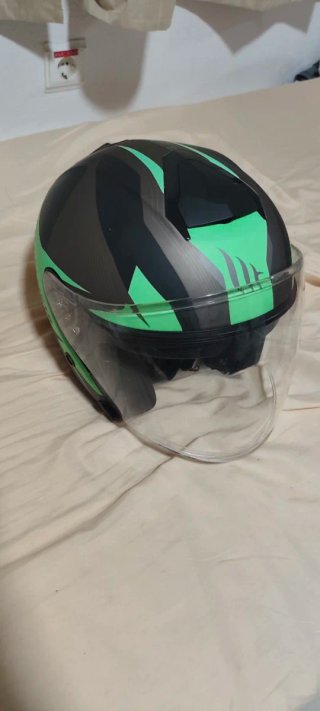Casco MT negro y verde