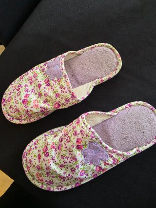 Sandalias florales moradas y rosas