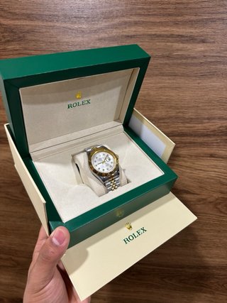 Reloj plateado y dorado