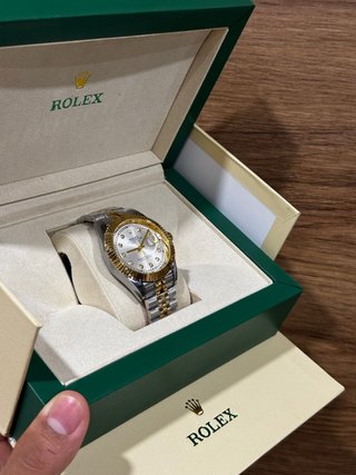Reloj plateado y dorado