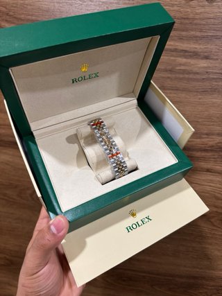 Reloj plateado y dorado