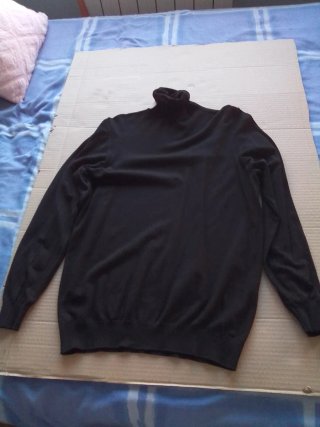 Polo de cuello alto negro