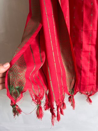 Bufanda Roja con Detalles Dorados