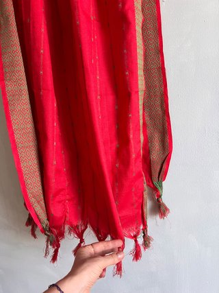 Bufanda Roja con Detalles Dorados