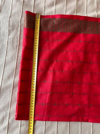 Bufanda Roja con Detalles Dorados