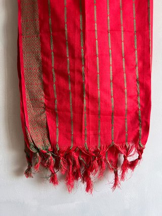 Bufanda Roja con Detalles Dorados