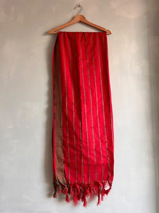 Bufanda Roja con Detalles Dorados