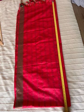 Bufanda Roja con Detalles Dorados