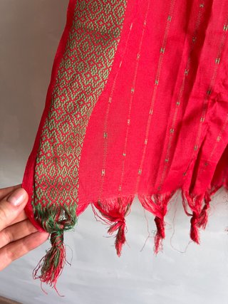 Bufanda Roja con Detalles Dorados