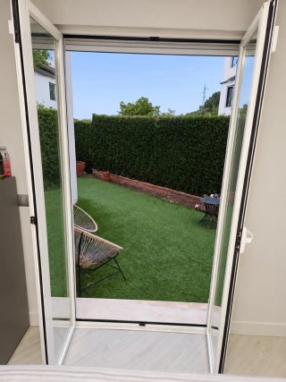 Puerta de Aluminio Doble Hoja con Persiana 1,25