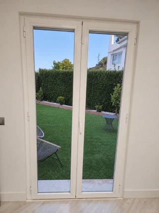 Puerta de Aluminio Doble Hoja con Persiana 1,25