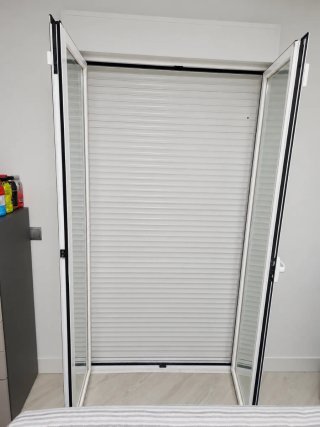 Puerta de Aluminio Doble Hoja con Persiana 1,25
