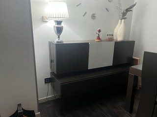 Conjunto Comedor: Mesa, 4 Sillas y Aparador
