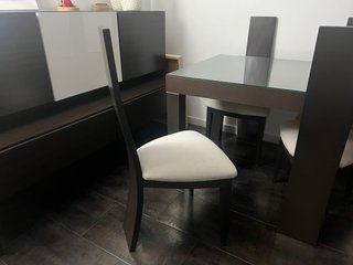 Conjunto Comedor: Mesa, 4 Sillas y Aparador