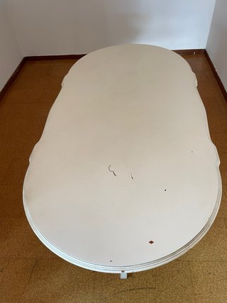 Mesa de comedor ovalada blanca de madera