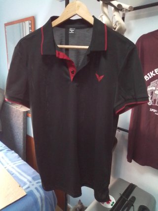 Camiseta tipo polo negra y roja