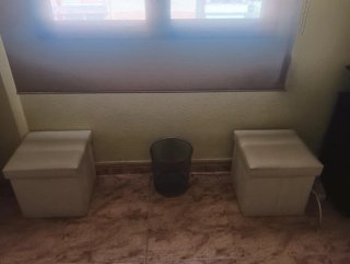 Mueble con sofá cama, mesa y 2 taburetes