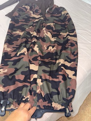 Conjunto militar marrón y verde