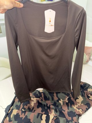 Conjunto militar marrón y verde