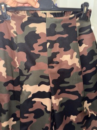 Conjunto militar marrón y verde