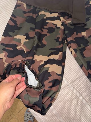 Conjunto militar marrón y verde