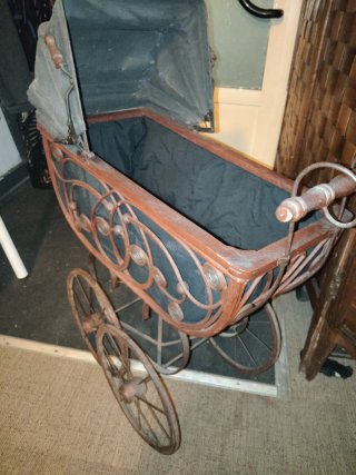Coche capota antiguo de mimbre y metal