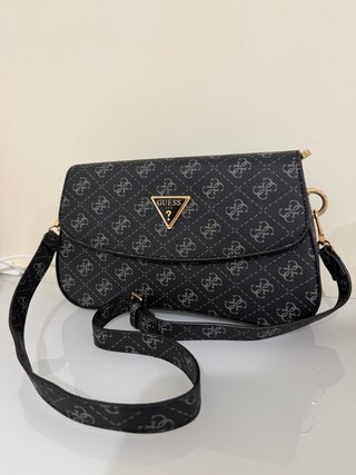 Mala Guess preta com padrão monograma