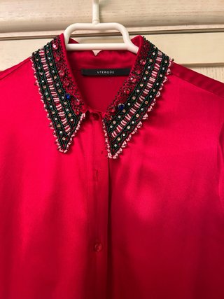 Blusa Roja de Raso Uterqüe con Pedrería