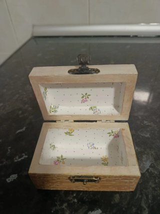 Cajita de madera decorada a mano