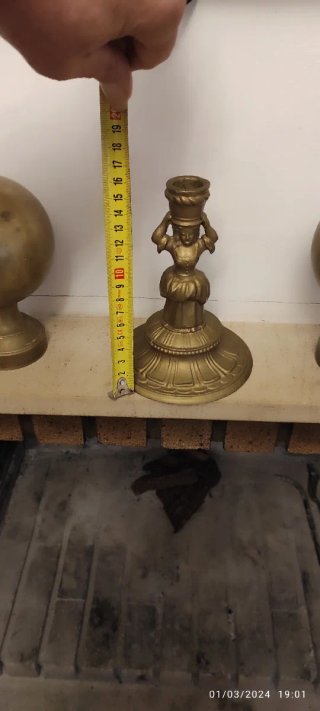 Portavelas antiguo figura de mujer peltre dorado