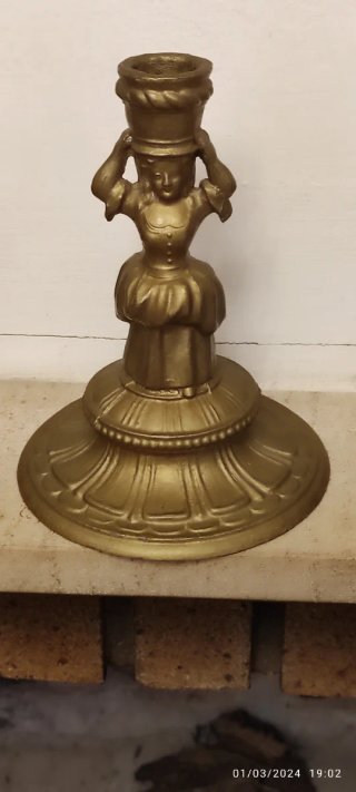 Portavelas antiguo figura de mujer peltre dorado