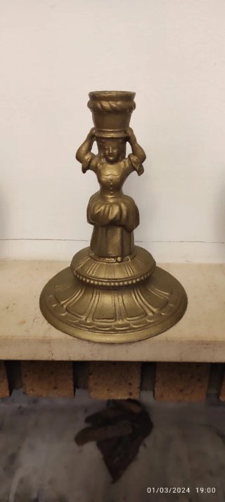 Portavelas antiguo figura de mujer peltre dorado