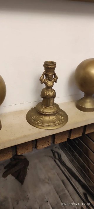 Portavelas antiguo figura de mujer peltre dorado