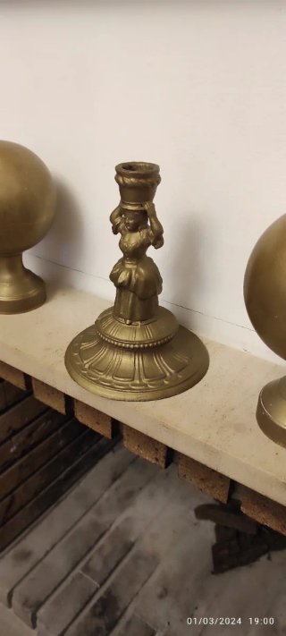 Portavelas antiguo figura de mujer peltre dorado