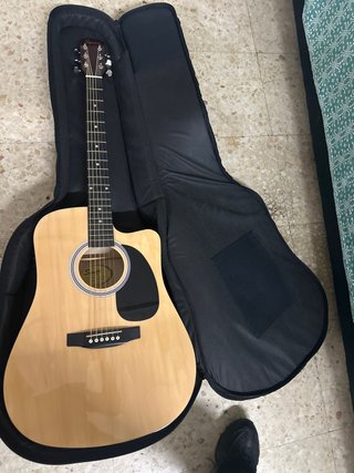 Guitarra Acústica Squier con Funda