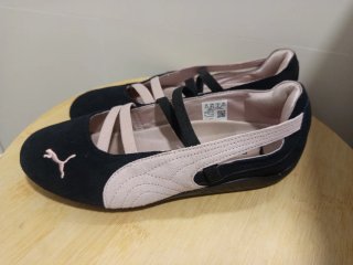 Zapatillas Puma tipo bailarina.