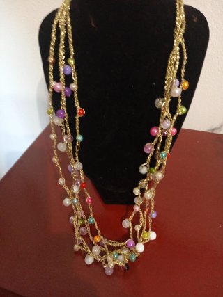 Collar de ganchillo con cuentas multicolor