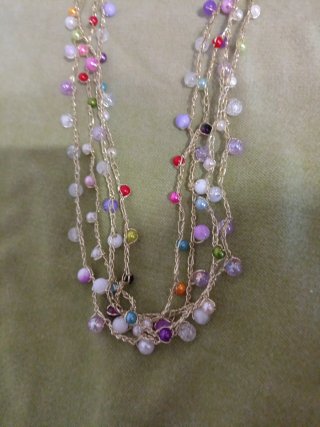 Collar de ganchillo con cuentas multicolor
