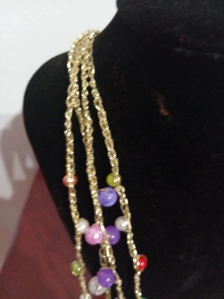 Collar de ganchillo con cuentas multicolor