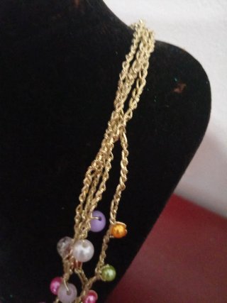 Collar de ganchillo con cuentas multicolor