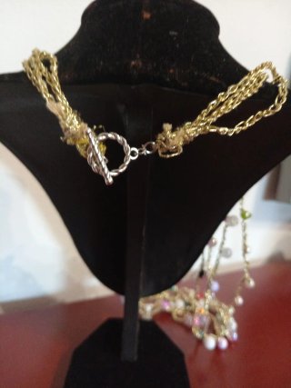 Collar de ganchillo con cuentas multicolor